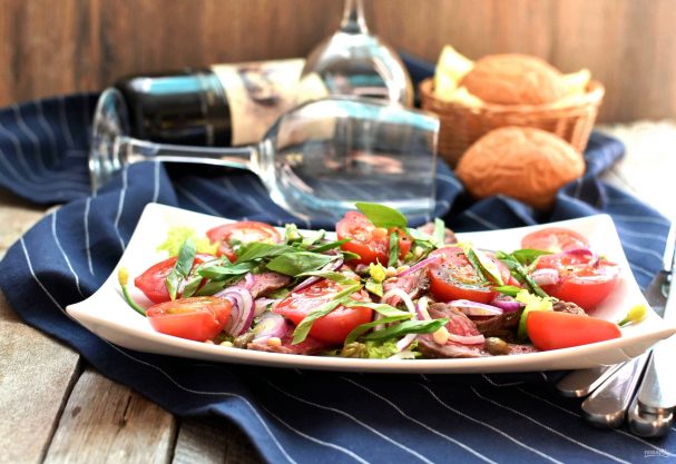 Салат с помидорами, говядиной-гриль и трюфельным маслом