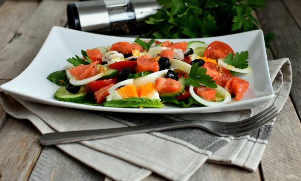 Салат с семгой, яйцом и овощами