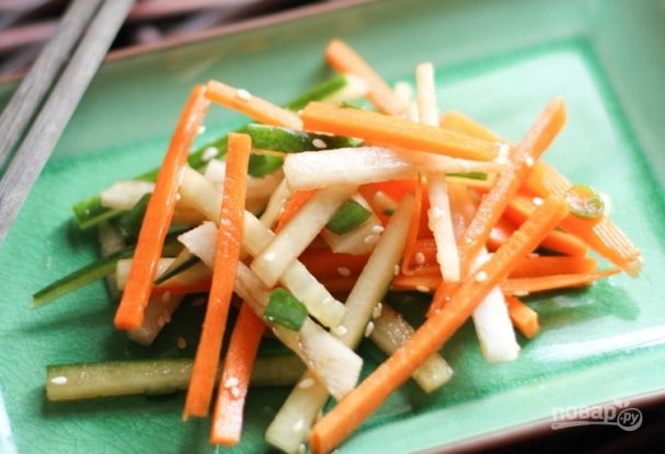 Салат с дайконом, огурцом и морковью