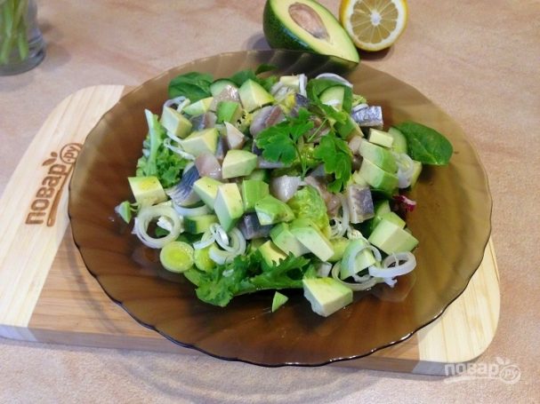 Зеленый салат с селедкой и авокадо