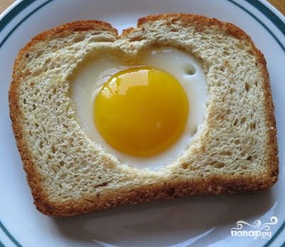 Яичница в хлебе "Сердечко"