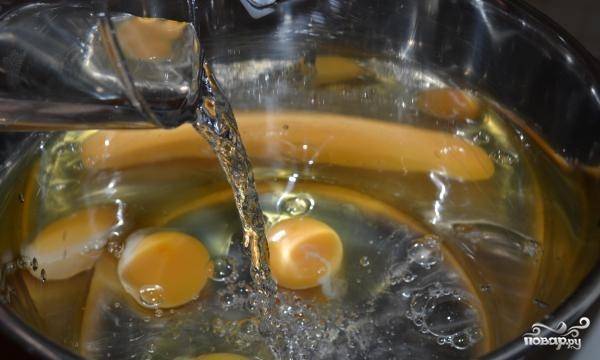 Яйца смешайте с двумя стаканами воды.