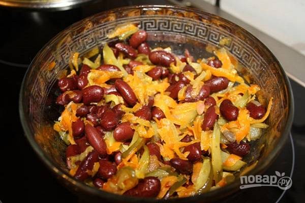 Салат из фасоли с соленым огурцом