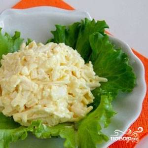 Салат с сыром и чесноком