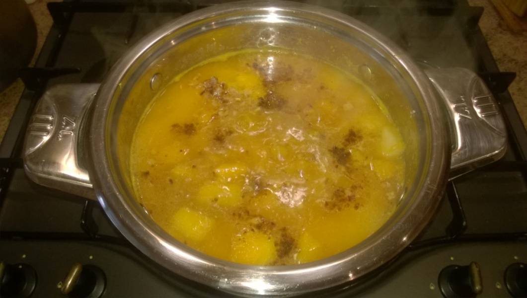5. Переложите лук с чесноком в кастрюлю с овощами, посолите, добавьте специи. Положите 1 чайную ложку сливочного масла. Воды не должно быть много. Если вы видите, что получается жидко, отлейте часть в кружечку, но не выливайте, может, надо будет разбавить.