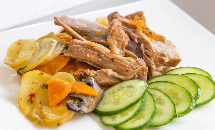 Телячьи ребрышки с овощами