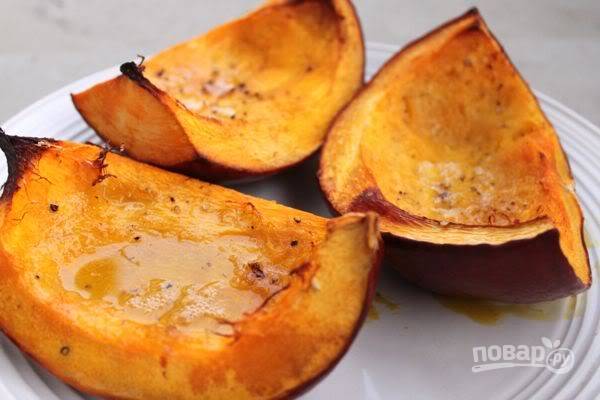 Мясо с соусом накройте фольгой и отправьте в духовку на 2 часа. А тыкву можно запекать параллельно, сбрызнув маслом , посолив и поперчить. Тыква печется около 45 минут. Накрывать фольгой ее не нужно.