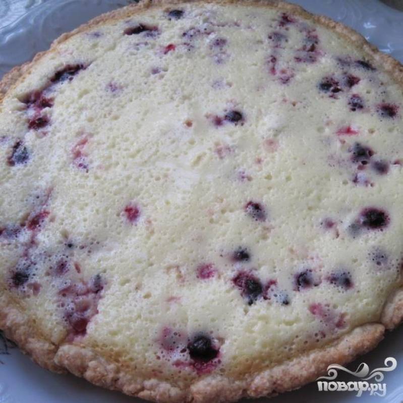 Готовый пирог очень ломкий, осторожно вынимаем его из формы двумя лопаточками