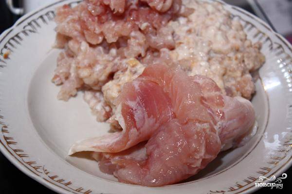 Когда хлеб размокнет - прокручиваем его вместе с рыбным филе через мясорубку. Можно и измельчить при помощи блендера, если таковой в хозяйстве имеется.