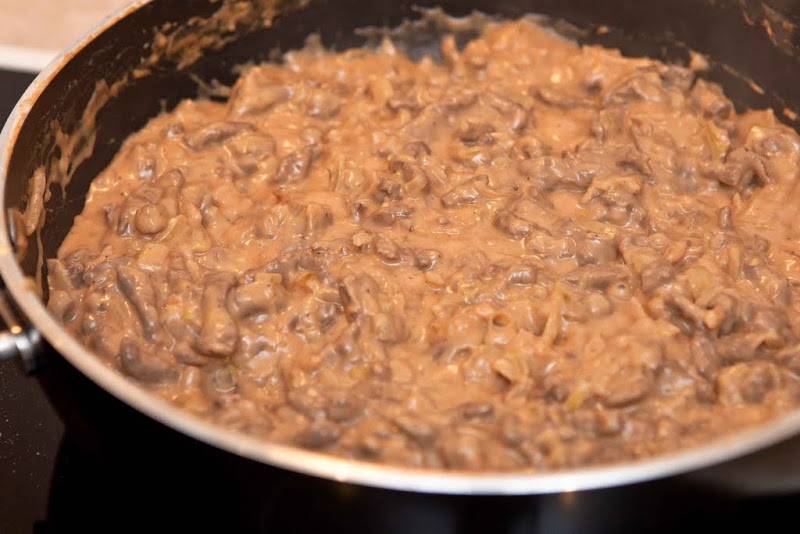 Солим, перчим по вкусу. Добавляем томатную пасту, перемешивая тушим около 5 минут. Готово!