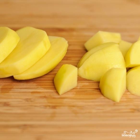 10. Картофель очистите, промойте и нарежьте небольшими кубиками.
