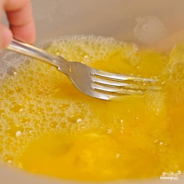3. Взбейте яйца с водой и солью.