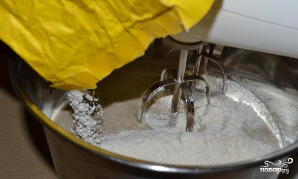 Потом добавьте пшеничную муку и влейте половину оставшийся воды.