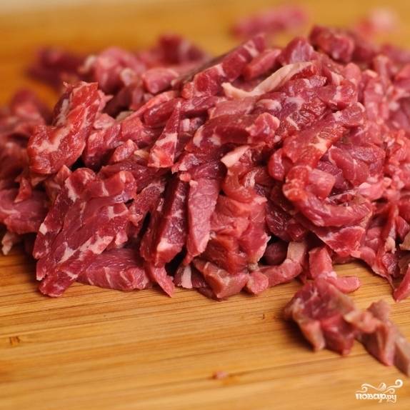 13. Мясо нарежьте кусочками, а затем мелко нарубите на полосочки.