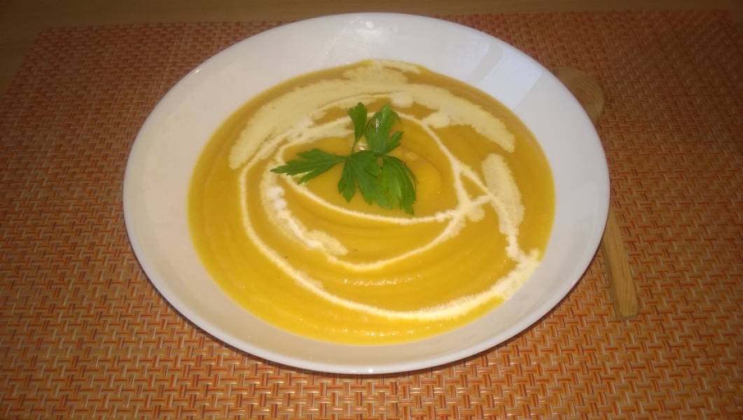 7. Суп готов. Налейте его в тарелку и добавьте сливки по вкусу. Для любителей можно посыпать рубленой петрушкой.