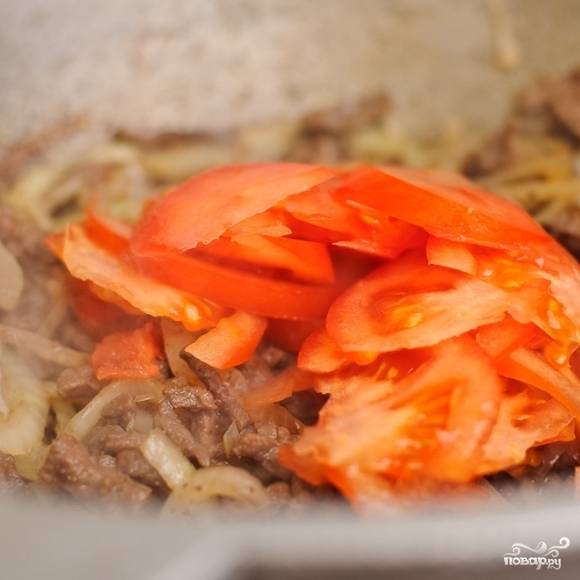 17. К мясу и луку добавьте помидоры.