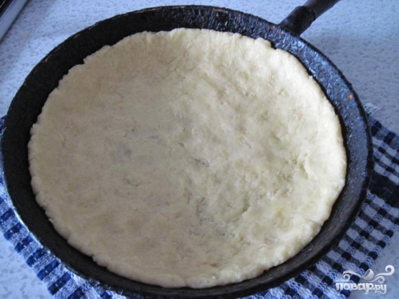 Бумагу смазать маслом с двух сторон, выложить в форму, разложить тесто по форме ,сформировав бортики.