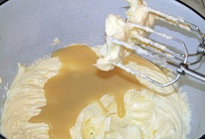Крем со сгущенкой для бисквитного торта - фото шаг 2