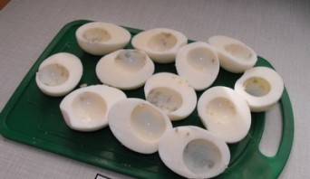 Яйца, фаршированные грибами - фото шаг 6