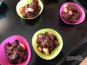 Шоколадные кексы с бананом и черной смородиной - фото шаг 6