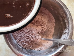 Шоколадные кексы с бананом и черной смородиной - фото шаг 4