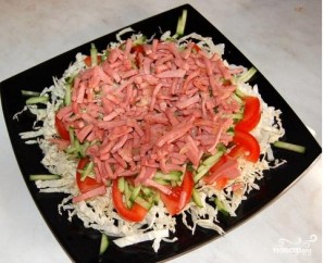 Салат из пекинской капусты с колбасой - фото шаг 6