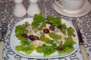 Салат с виноградом, сыром и чесноком - фото шаг 6