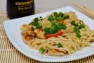 Курица с рисовой лапшой и соевым соусом