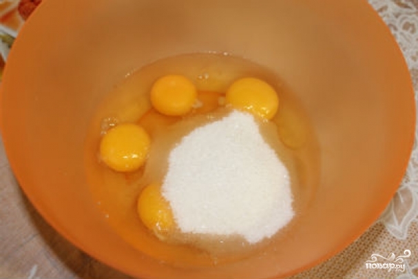 Яйца взбиваем с сахаром, добавляем муку, какао, тертые орехи, масло и ванилин.