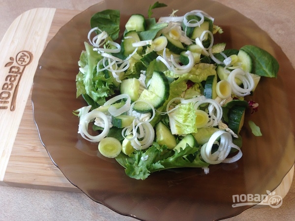 Зеленый салат с селедкой и авокадо