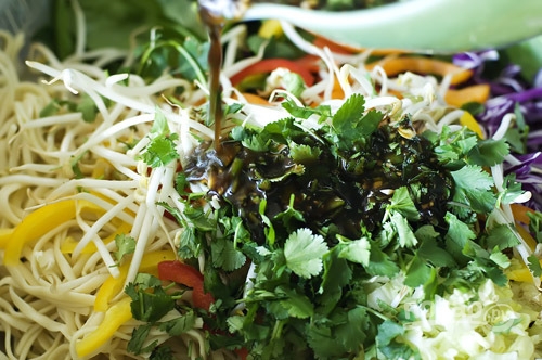 Азиатский салат с лапшой