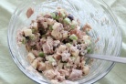 Салат с тунцом и яблоком