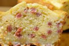 Закусочный кекс с сыром и колбасой