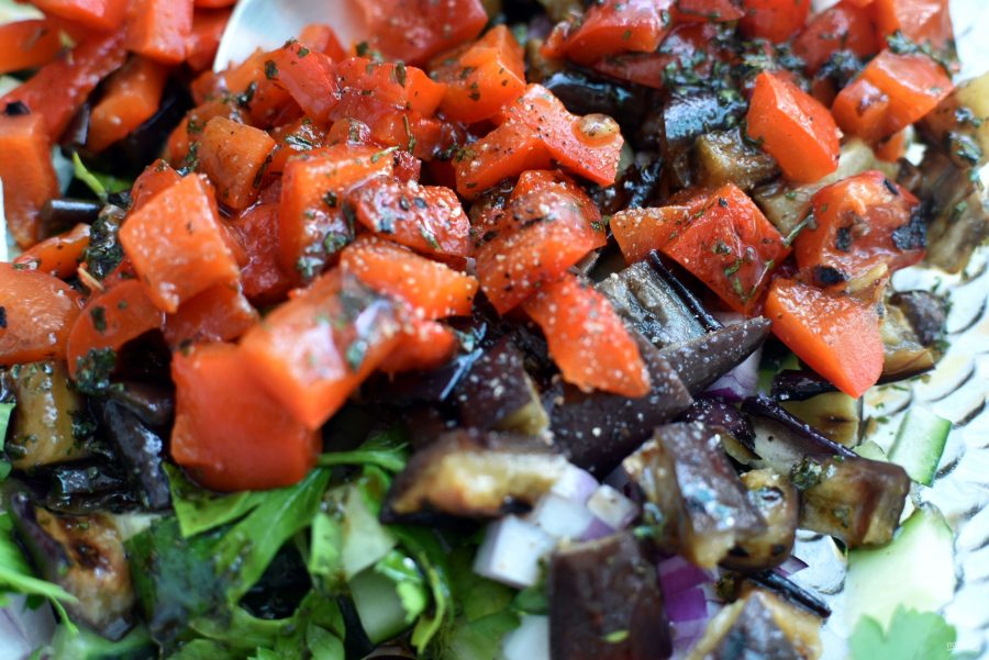 Салат из овощей-гриль со свежим огурцом