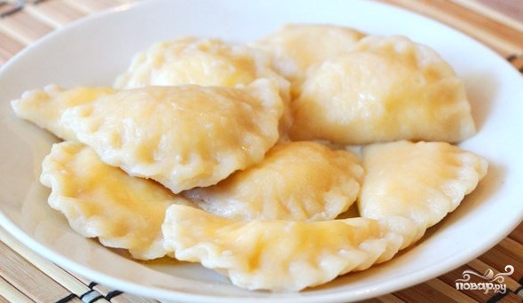 Парни жарят курицу с любовью
