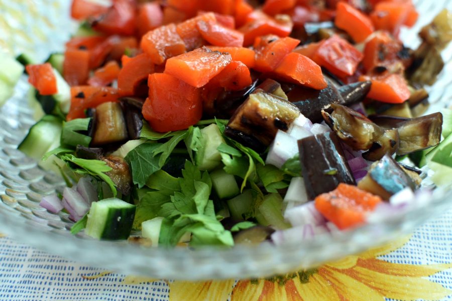 Салат из овощей-гриль со свежим огурцом