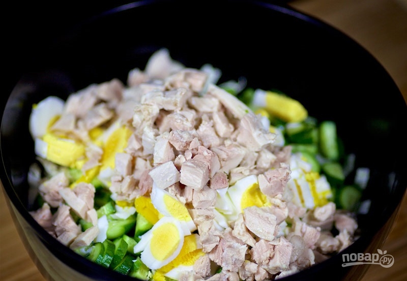 Салат с отварной курицей, яйцом и овощами