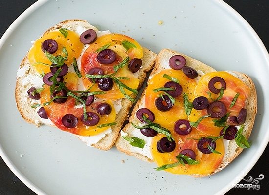 Рецепт Бутерброды с маслинами, помидорами и сыром