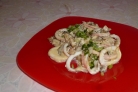 Кальмары, тушенные с грибами, луком и сыром