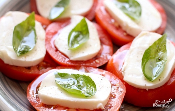 Простой салат из копченой колбасы и свежего огурца и кукурузы рецепт