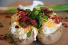 Запеченный картофель со сметаной и луком