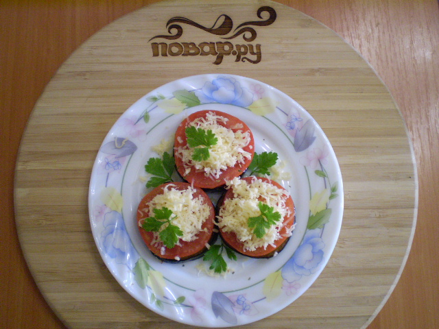 Жареные баклажаны с помидорами и сыром
