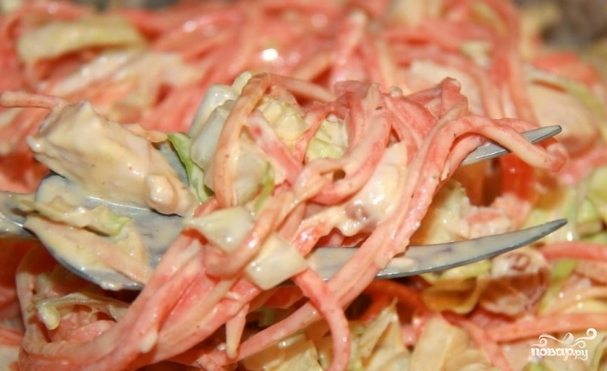 Салат с корейской морковкой и сухариками копченой колбасой Салат с корейской морковкой и сухариками копченой колбасой