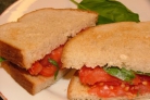 Румяный сандвич с помидором