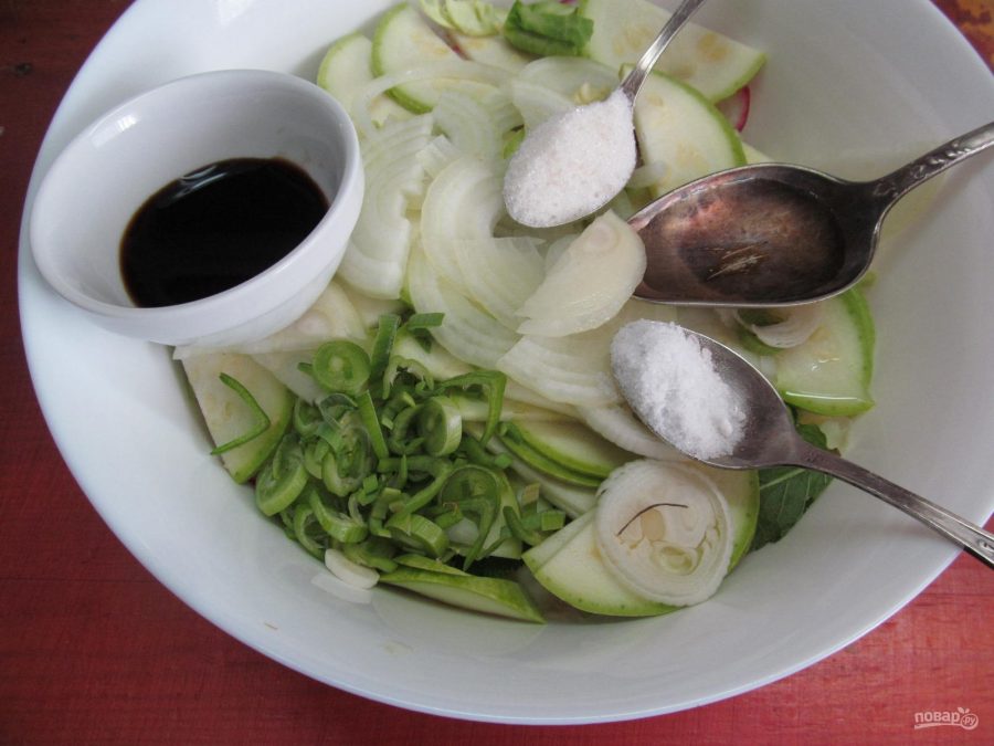 Салат по-корейски из капусты с редисом и кабачком 