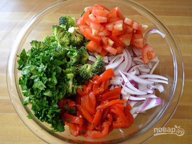 Летний салат с макаронами и овощами