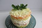 Салат слоеный с крабовыми палочками