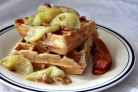 Вафли с яблоками и орехами