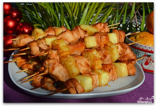 Курица с ананасами в духовке на шпажках рецепт