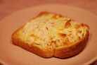 Крабовое мясо на тостах
